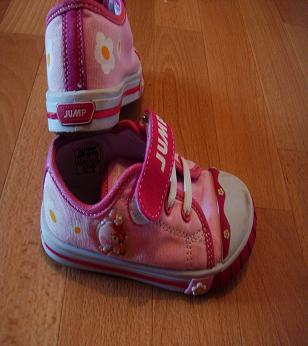  кросовки для девочки размер 27. стоимость 200 руб
